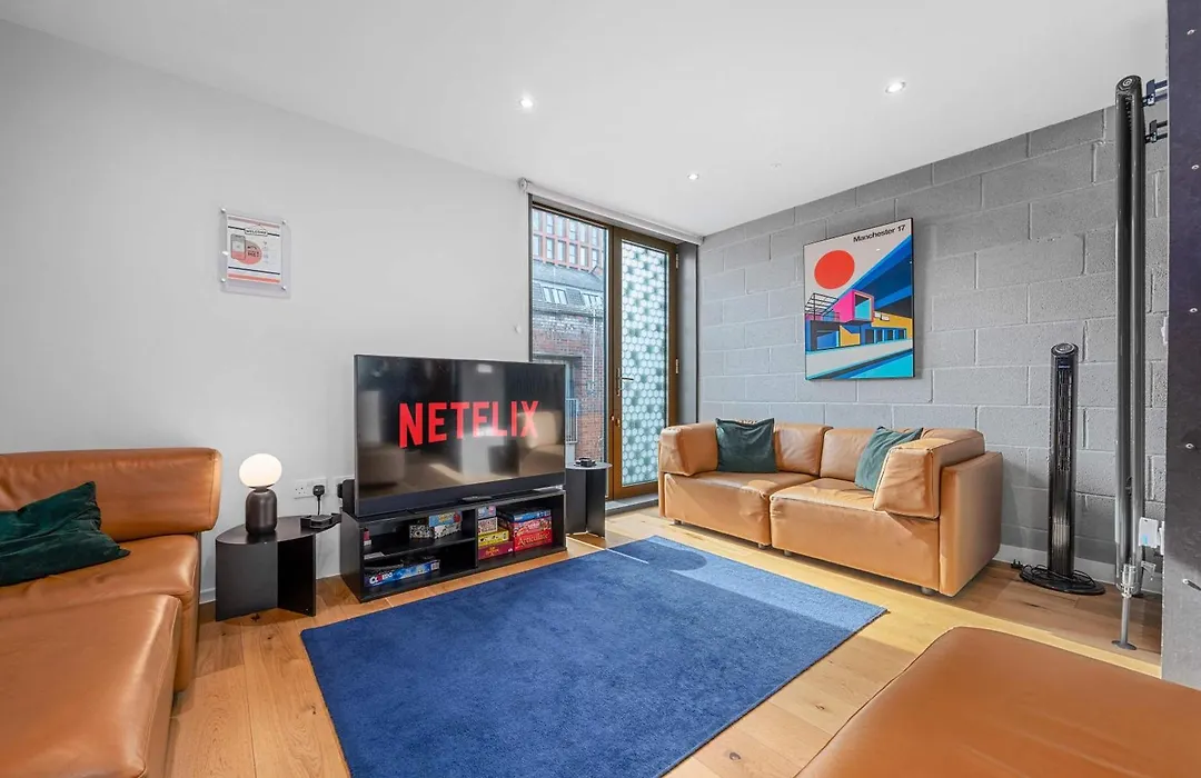 4 Bed Canal St Townhouse Free Parking-1