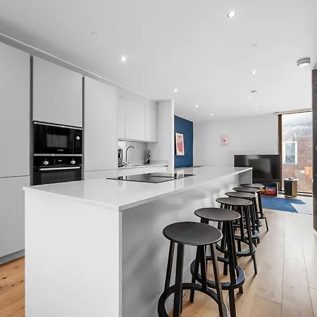 4 Bed Canal St Townhouse Free Parking-3